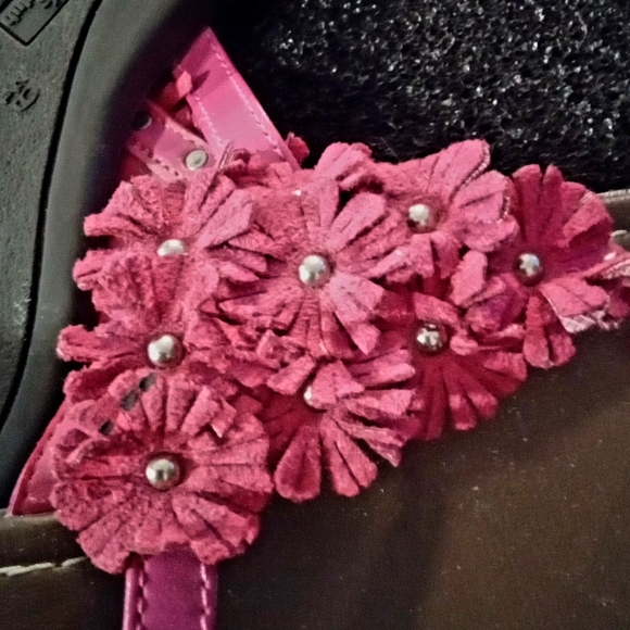 Montego Bay Club Pink Fushia Faux Suede Petal Flip Flops - Picture 3 of 7